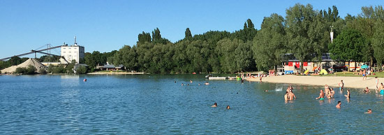 im Hintergrund wird noch Kies abgebaut, rechts im Bild das neue Gebäude der Wasserwacht  (©Foto: Martin Schmitz)